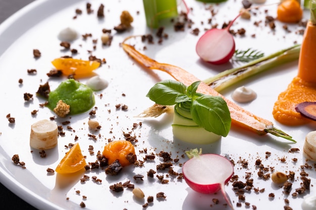 Kuchnia z talerzem smacznego dania