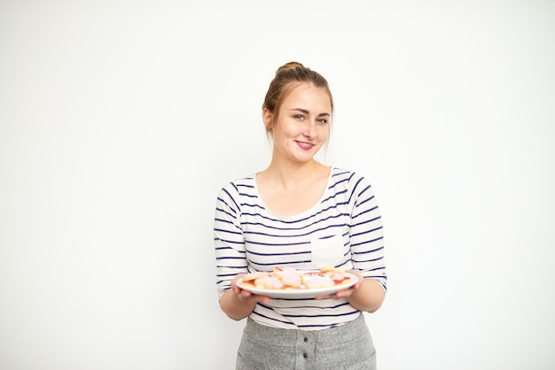 Uśmiechnięta osoba trzymająca talerz